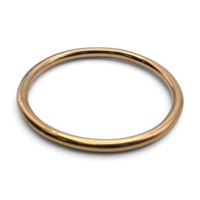 gros plan d'une bague en or sur fond blanc