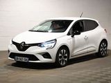 la voiture blanche est garée dans le garage sur le sol en damier