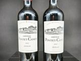 deux bouteilles de vin posées sur une table en bois