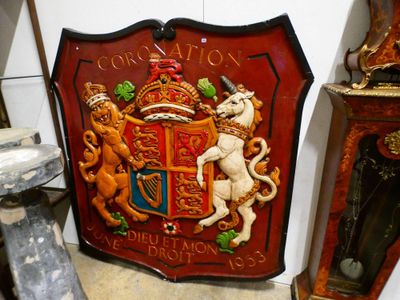 une plaque rouge sur laquelle figurent des armoiries et deux lions
