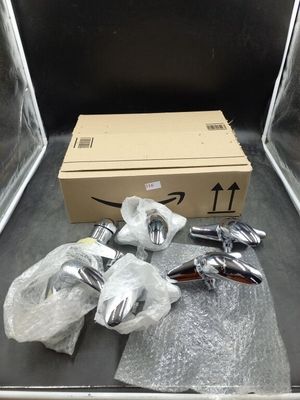 un carton contenant des objets à l'arrière d'un camion