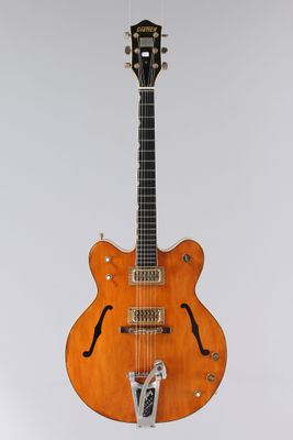 une image représentant une guitare suspendue au plafond