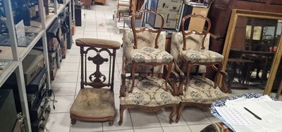 le nombre de chaises qui sont assises ensemble dans une pièce