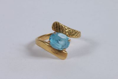 Bague en or jaune 750 ‰ sertie d'une pierre d'imitation bleu…