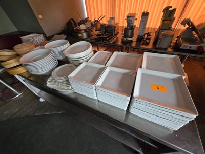 beaucoup d'assiettes et de bols sur la table