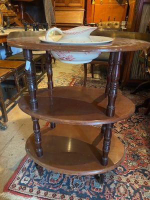 une table à trois niveaux sur laquelle est posé un saladier