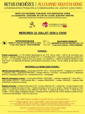 une affiche jaune sur laquelle figure la photo en noir et blanc d'un homme tenant un couteau