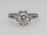 une bague de fiançailles en or blanc sertie d'un diamant rond taille brillant