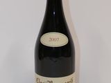 une bouteille de vin posée sur une table