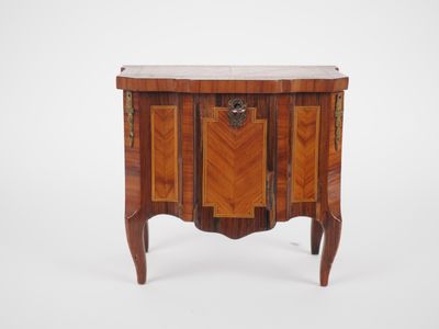 Coffret à bijoux en forme de commode Transition à décor en m… - Photo 1