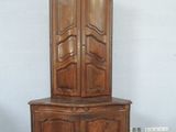 une armoire en bois surmontée d'un miroir