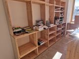 une chambre avec un lit, une bibliothèque et une fenêtre