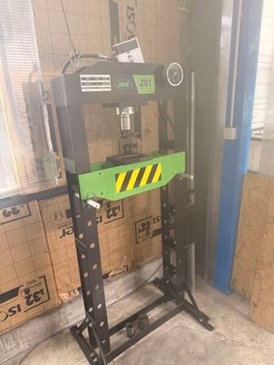 une machine placée au milieu d'une pièce