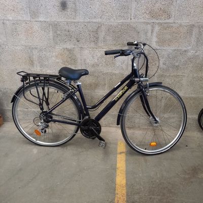 un vélo noir garé sur un parking