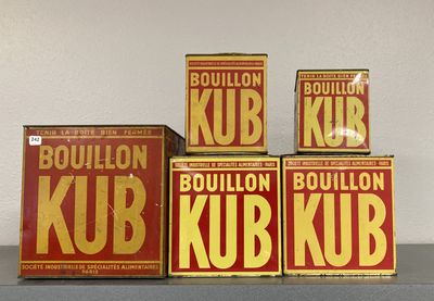 Quatre cartons de Bourbon Kub sont posés les uns à côté des autres sur une étagère.
