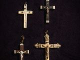 quatre croix sont représentées sur une surface noire avec un fond noir