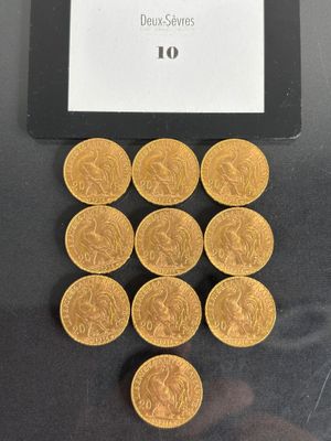 quelques pièces d'or posées sur une table, à côté d'une tablette
