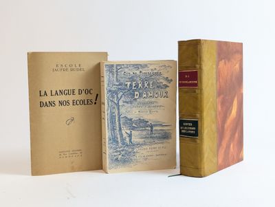 trois livres superposés sur une surface blanche