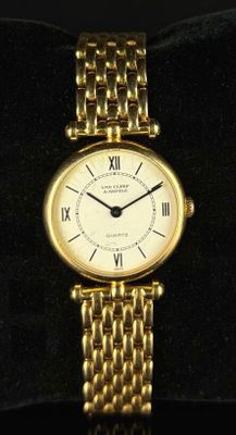 une image représentant une montre en or ornée de chiffres romains