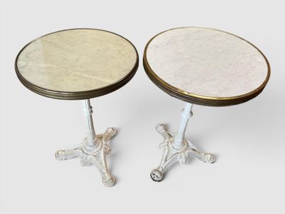 paire de tables d'appoint avec plateau en marbre blanc reposant sur des socles en fonte