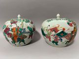 paire de vases chinois ornés de figures peintes sur fond blanc