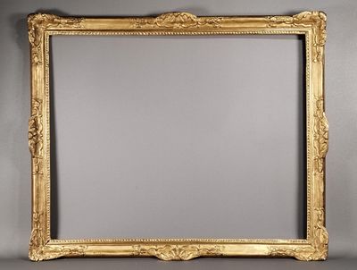 un miroir au cadre doré ouvragé, sur fond blanc