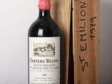 une bouteille de vin posée sur une table à côté d'une caisse en bois