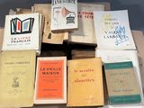 plusieurs livres sont empilés sur une table