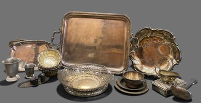 une multitude de plats et de couverts en argent sur une table