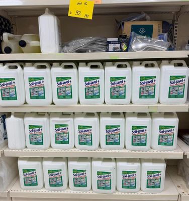 de nombreuses bouteilles de produits d'entretien sur les rayons du magasin