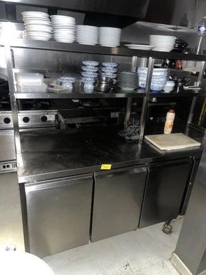 une grande cuisine avec beaucoup de vaisselle sur le plan de travail
