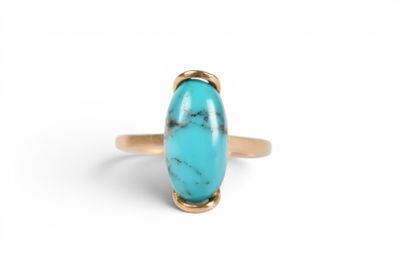 une bague en or avec une pierre turquoise au centre