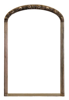 un miroir à cadre doré orné d'un motif décoratif sur le devant
