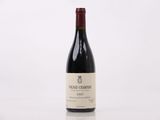 la bouteille de vin rouge est posée sur une surface blanche