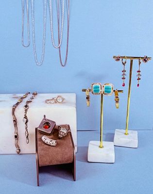 plusieurs types de bijoux différents exposés sur une table