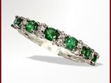 bague en émeraude et diamant sur fond blanc