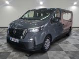 la camionnette grise est garée sur le sol en damier d'une pièce