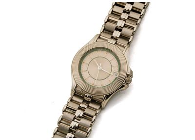 gros plan d'une montre-bracelet sur une surface blanche