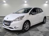 la voiture blanche est garée sur un carrelage à carreaux