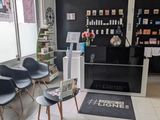 quatre chaises noires dans une pièce avec un tapis noir