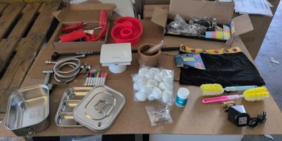 une table sur laquelle se trouvent plusieurs objets