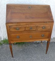Petit bureau de pente à un abattant et deux tiroirs.