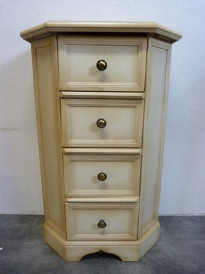 une photo d'une petite commode dans une pièce