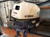 un petit moteur posé sur une poutre en bois