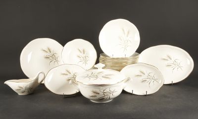beaucoup d'assiettes et de bols blancs sur la table