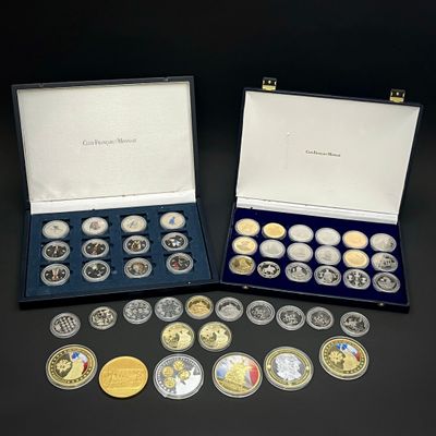 deux pièces d'argent et d'or dans une boîte sur fond noir