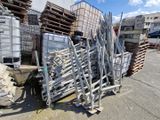 une grande pile de palettes posée par terre devant un camion