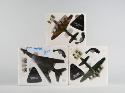 quatre types d'avions différents exposés dans une boîte