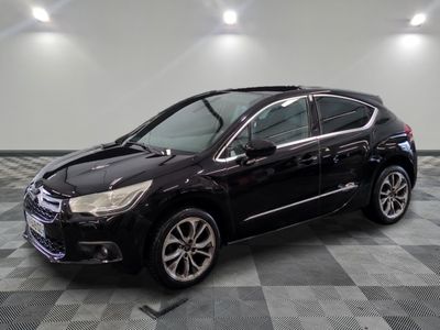 une citrole noire garée sur un sol en damier dans un garage