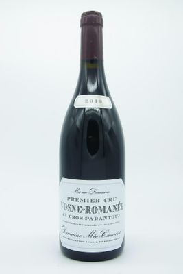 une bouteille de vin posée sur une table